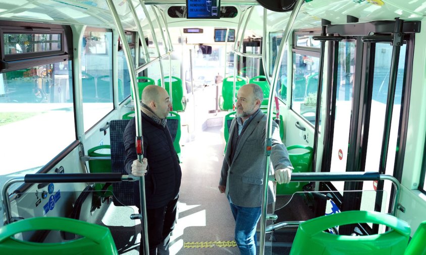 Imatge de l'alcalde Alfredo Clúa a l'interior d'un dels nous autobusos