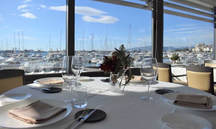 La terrassa del restaurant del CNCB amb vistes al port