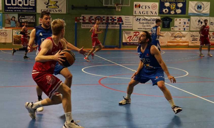 Un moment del partit entre el Cofran 95 CB Cambrils i Davima CB Cantaires Tortosa, disputat ahir al matí