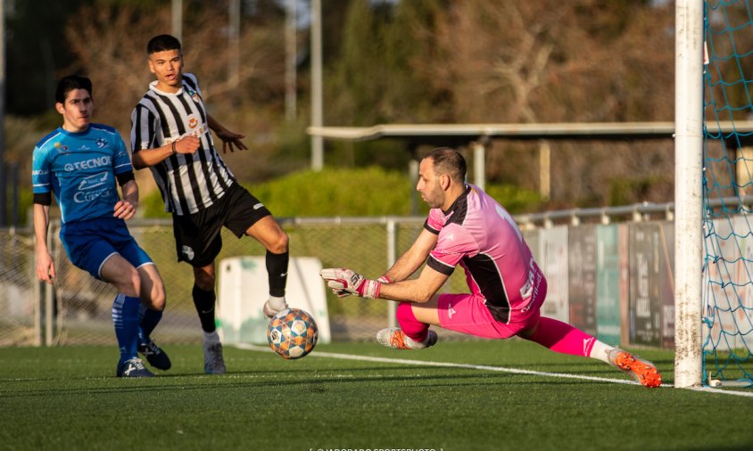 El porter del Cambrils, Figo, fent una aturada