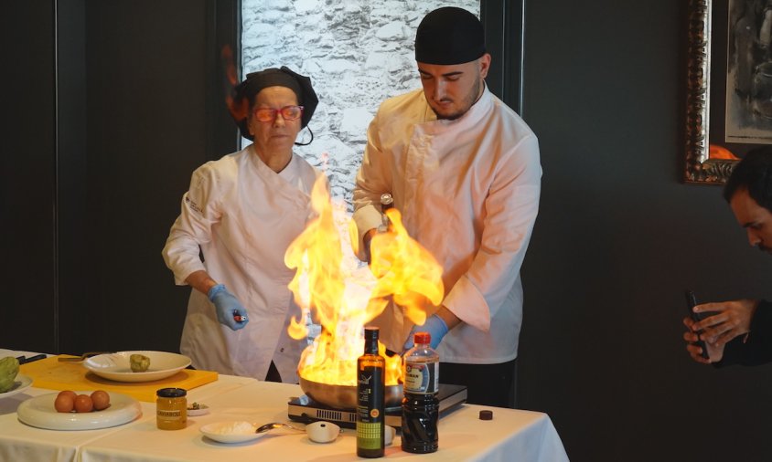 Moment del flambejat durant la preparació de la salsa de galeres