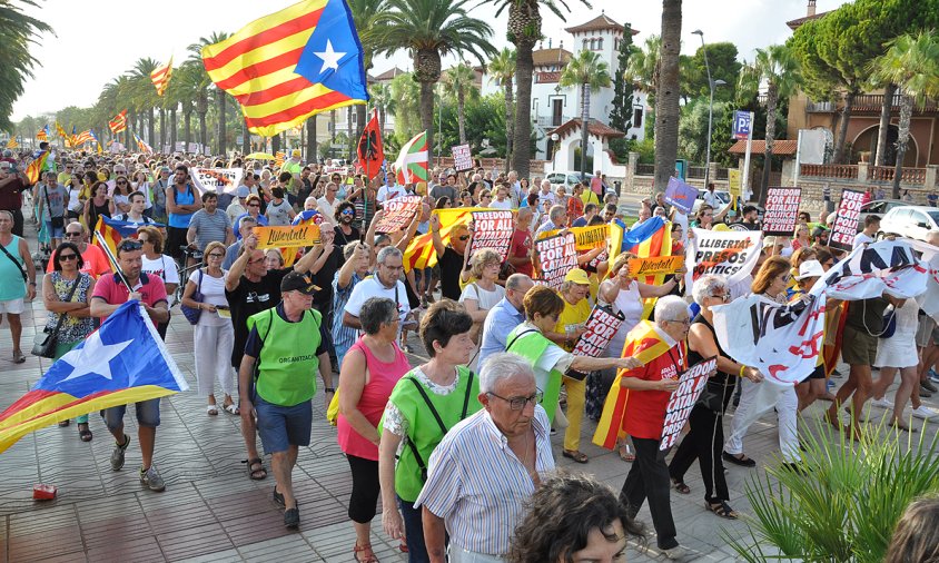 Prop d'un miler de persones van participar en la Passejada per la República al passeig de Jaume I de Salou