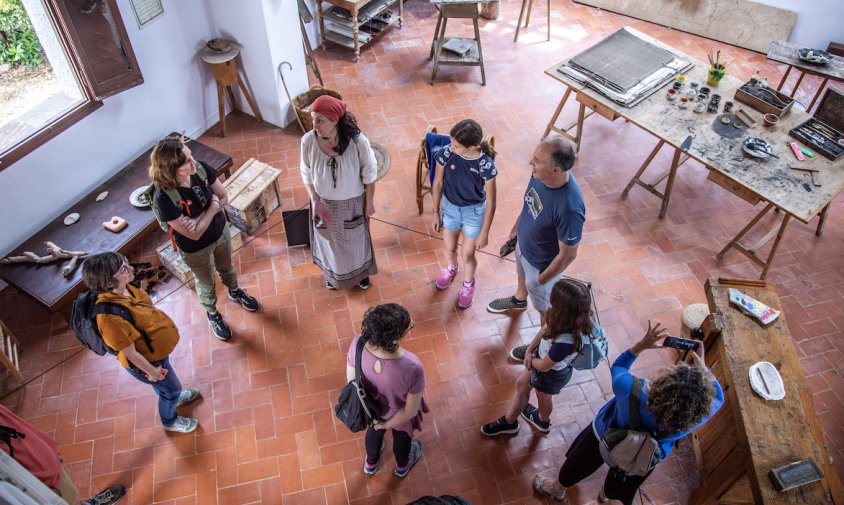 Imatge d'una visita teatralitzada a l'interior del Mas Miró