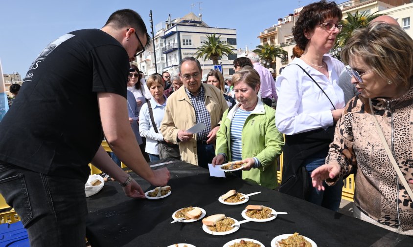 Un moment de la degustació popular d'arròs amb carxofa, ahir, al Port