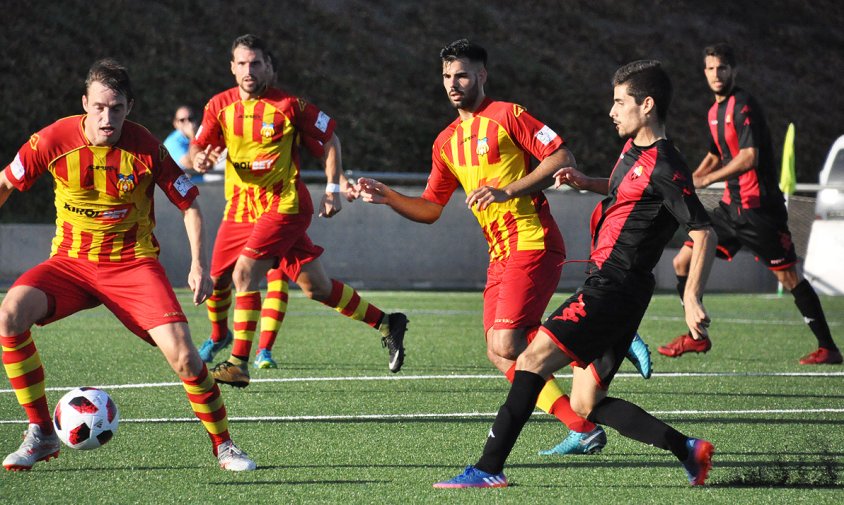 Jordi Oribe darrere la pilota i envoltat de jugadors del Vilafranca, ahir, a l'estadi municipal de Cambrils