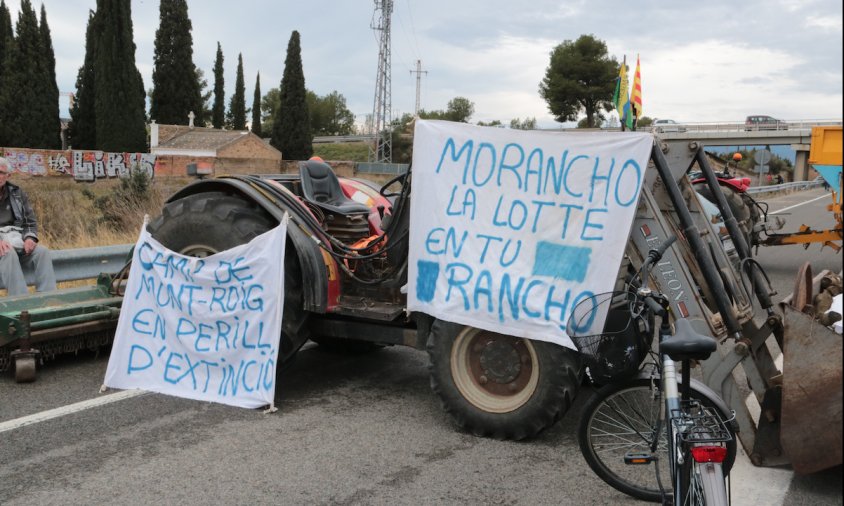 Uns tractors exhibeixen pancartes contra la implantació de l'empresa Lotte a Mont-roig del Camp