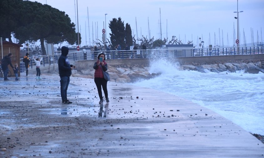 Imatge de l'intens temporal de mar, el passat Dijous Sant, al passeig de les Palmeres