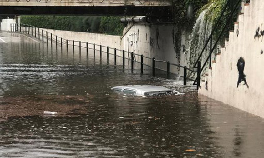 Un intens xàfec, el setembre de 2023, va deixar un cotxe atrapat sota el pont de l'antiga via fèrria a Vilafortuny