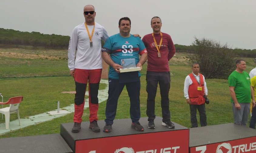 Antoni Ruiz Nat, a l'esquerra, en la segona posició del podi del campionat de Catalunya absolut de fossat olímpic universal