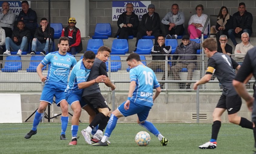 Jugadors del Cambrils Unió i el Mora la Nova disputant una pilota