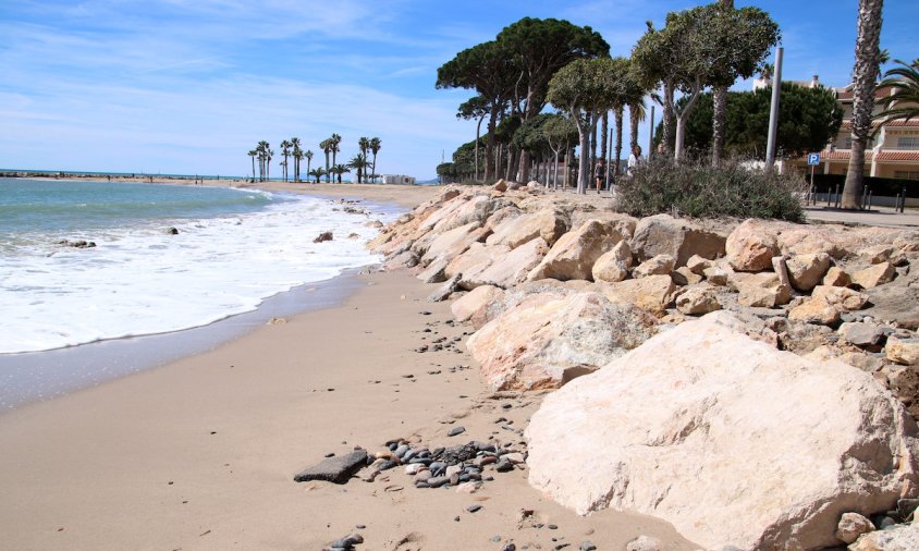 Un dels punts on el temporal s'ha endut sorra és a la platja de l'Ardiaca de Cambrils