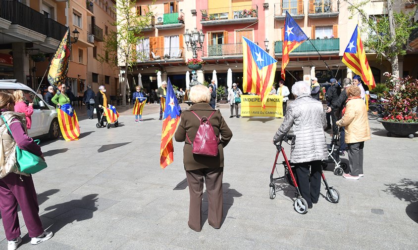 Les àvies i Avis, brandant les estelades, ahir a la plaça de la Vila