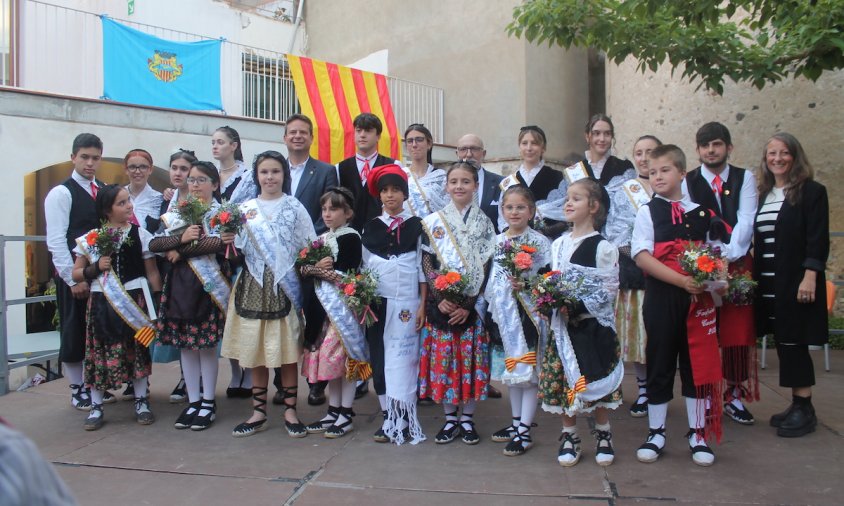 Fotografia del pubillatge de Cambrils, els que entraven i els que sortien juntament amb les autoritats, en l'acte de l'any passat