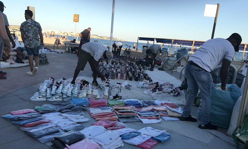 Imatge d'arxiu d'uns venedors de top manta a la zona del Cap de Sant Pere