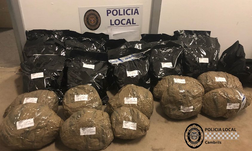 Imatge dels fardells de marihuana intervinguts per la Policia Local