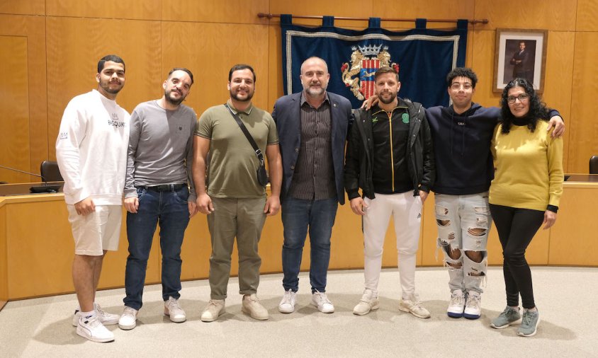 Els alumnes del Graduat en Educació Secundària de l'Escola d'Adults amb l'alcalde, Alfredo Clúa, a la sala de plens