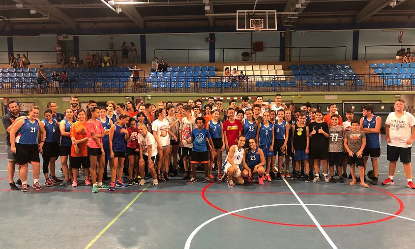 Foto de grup dels jugadors i entrenadors del CB Cambrils