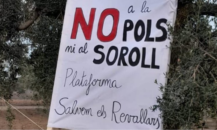 Cartell de protesta penjat per la Plataforma Salvem els Revallars