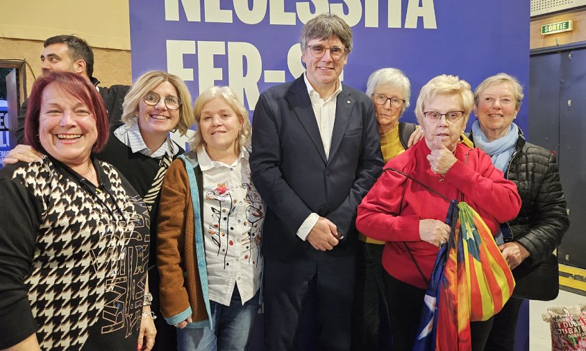 Carles Puigdemont amb les regidores Laura Mellau i Teresa Recasens i altres cambrilenques que ahir van assistir al míting d'Argelers