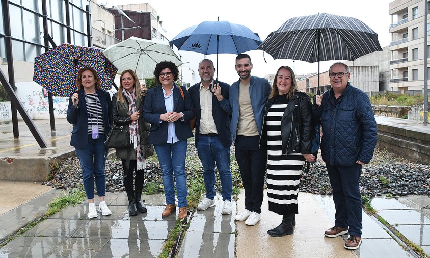 La candidata del PSC per Tarragona, Rosa M Ibarra, al costat de l'alcalde, Alfredo Clúa, i acompanyada d'altres components de la candidatura