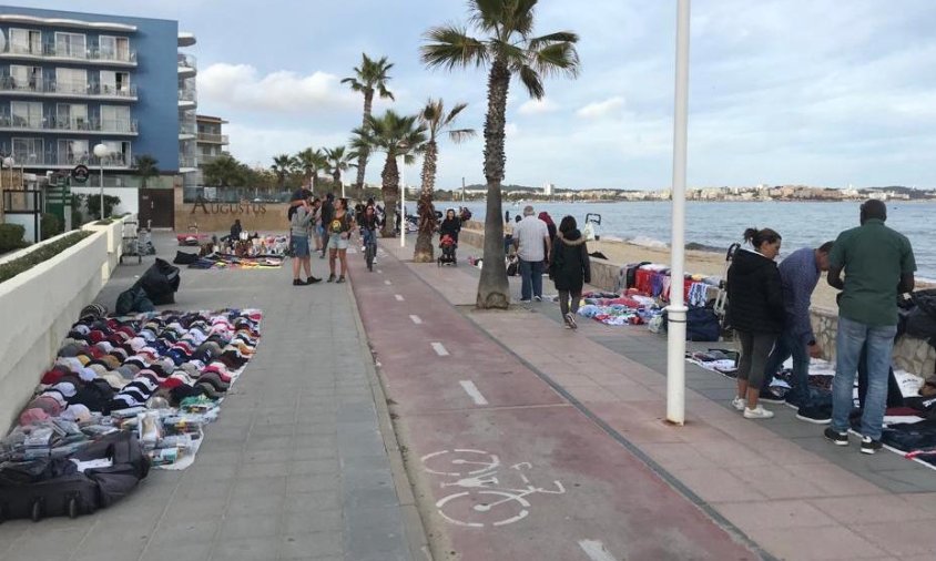 Imatge del passeig marítim de Llevant ple de manters, al maig de l'any passat