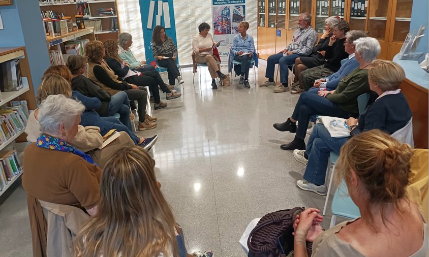 Sessió del club de lectura Adult, ahir, a la Biblioteca Josep Salceda i Castells