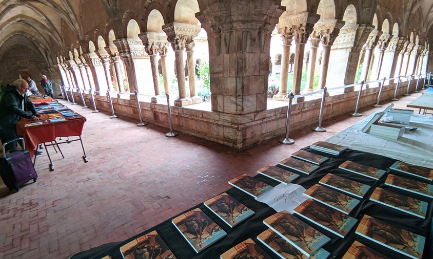 El llibre del Carrasclet, a la parada del claustre de la catedral d'Elna