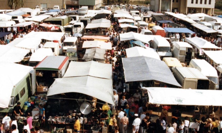 Imatge del mercadet ambulant a l'espai on, actualment hi ha la plaça de l'Ajuntament, l'any 1990