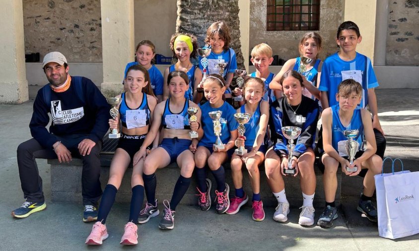 Foto de grup dels atletes cambrilencs que van competir al cros escolar de La Selva