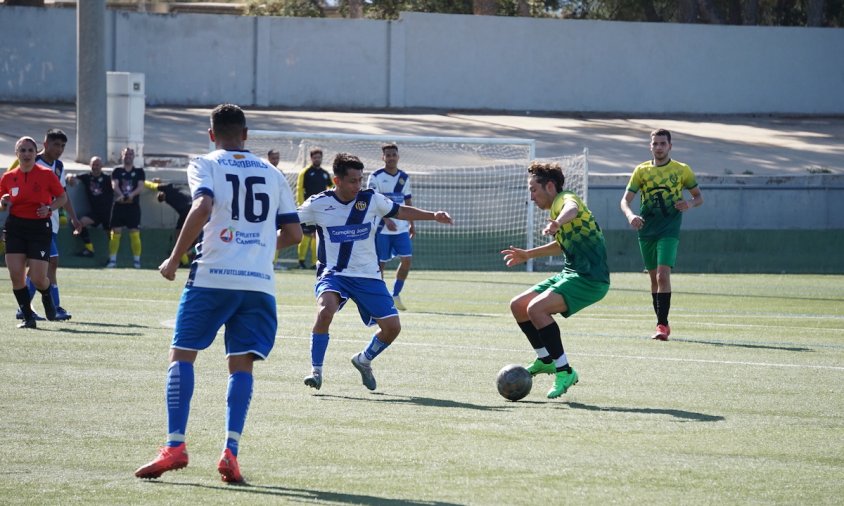 Jugador del Pare Manyanet driblant un del FC Cambrils