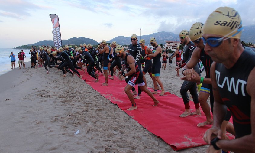 Moment de la sortida del tram de natació del triatló de l'Hospitalet de l'Infant