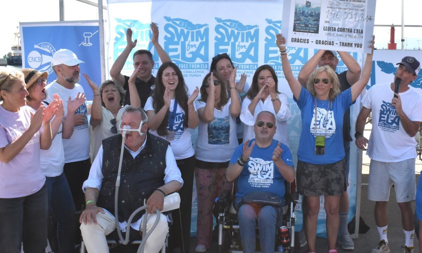 Moment en què es va conèixer la recaptació de la tercera edició de la travessa solidària Swim for ELA