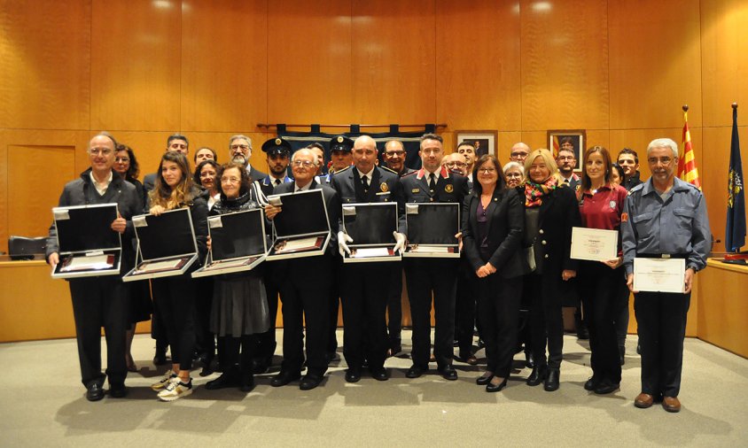 Foto de grup de l'acte de lliurament de les Distincions municipals de l'any passat