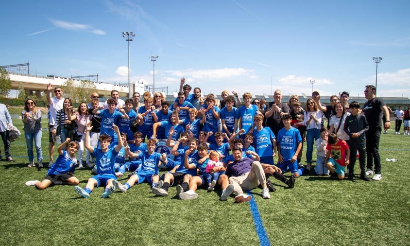 Jugadors i familiars del Cadet A celebrant l'ascens, el passat dissabte