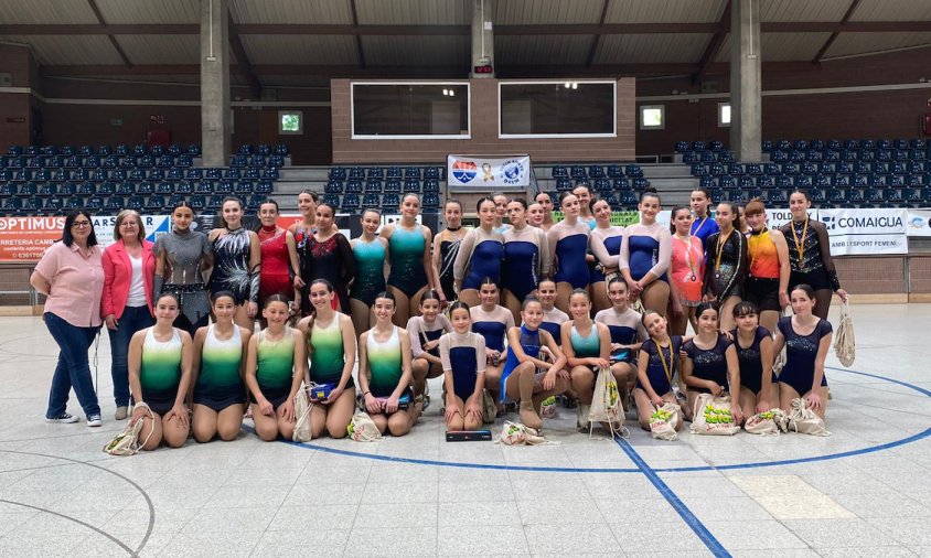 Foto de grup de les patinadores que van participar al trofeu disputat a Cambrils