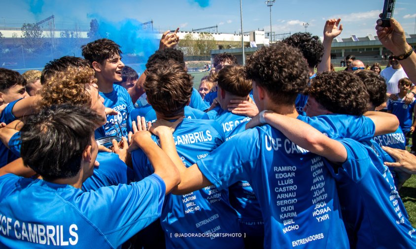 Celebració de la plantilla del cadet A que va véncer al Sant Cugat i va assolir l'ascens a la Divisió d'Honor