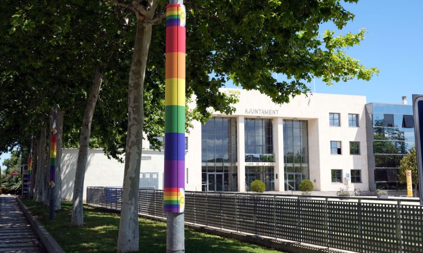 S'han recobert els fanals del voltant de la plaça de l'Ajuntament amb la bandera LGBTI+