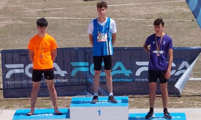 L'atleta Lucas Buj en la primera posició del podi en la categoria sub16 masculí