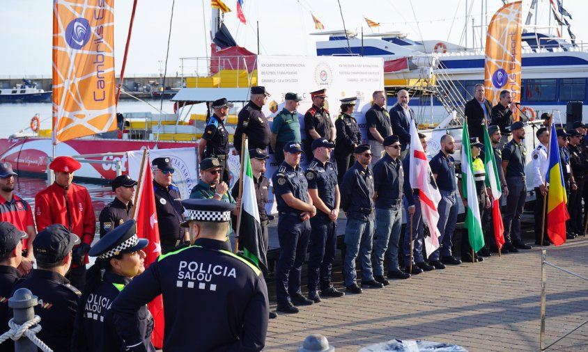 Representants dels cossos de policia participants formant a les Escales Reials