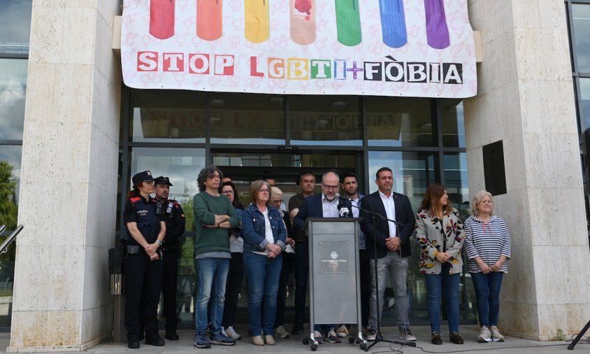 Un moment de la lectura del manifest, ahir al matí, a la plaça de l'Ajuntament