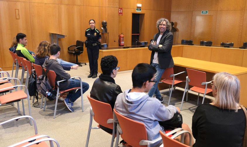 L’activitat es va completar amb una recorregut guiat per la Comissaria de la Policia Local