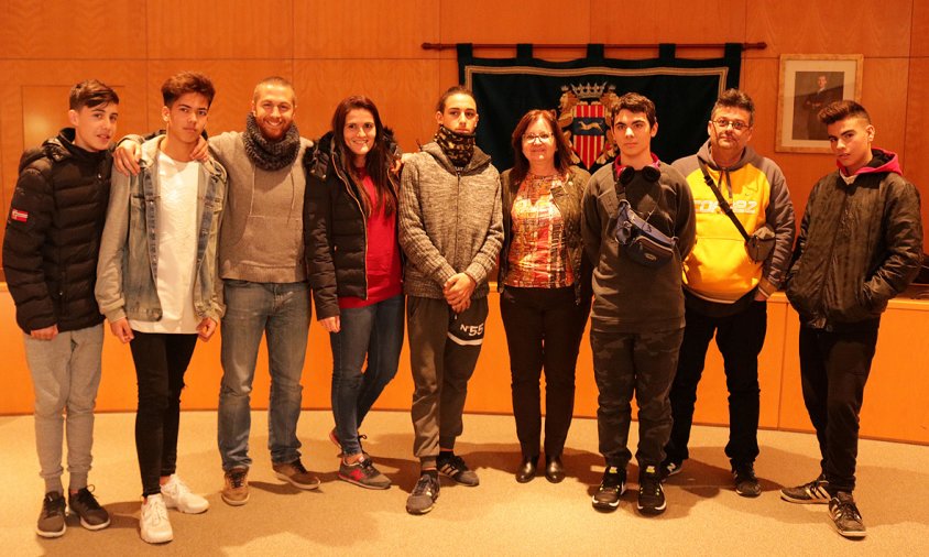 Foto de grup dels alumnes de la UEC que van visitar l'Ajuntament