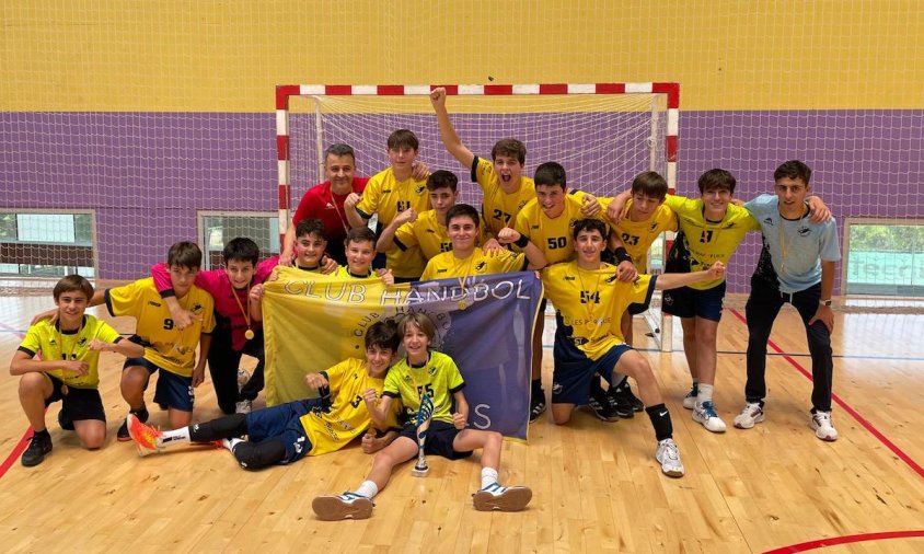 Jugadors del CH Cambrils celebrant el triomf