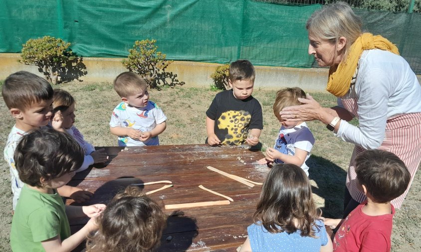 L'artista Dolors Ortuño fent el taller d'experimentació amb els alumnes de la llar d'infants