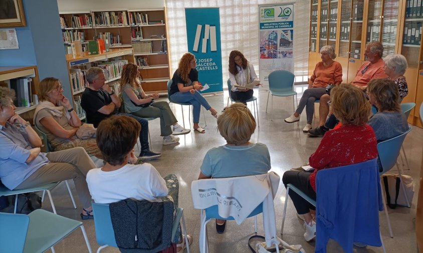 Imatge de la sessió del club de lectura adult de la Biblioteca, ahir al vespre