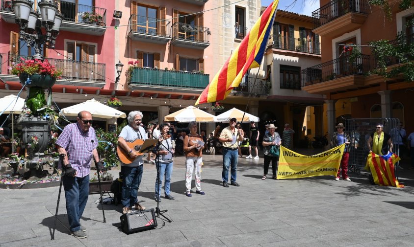 Un moment de la trobada de les Àvies i Avis, ahir al matí, amb l'actuació del cantant Xavier Marcos