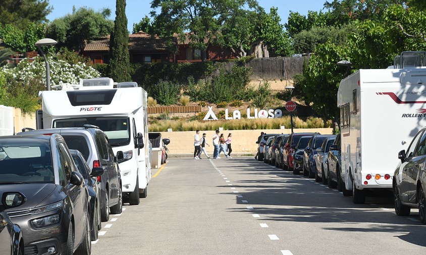 Al carrer de l'Estel, a la Llosa, s'han delimitat les zones d'aparcament amb pintura, una mesura que fa que les autocaravanes sobresurtin de l'espai marcat pels vehicles