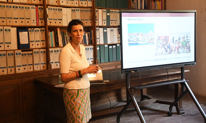 Elisenda Capella, ahir, en un moment de la seva xerrada al Molí de les Tres Eres