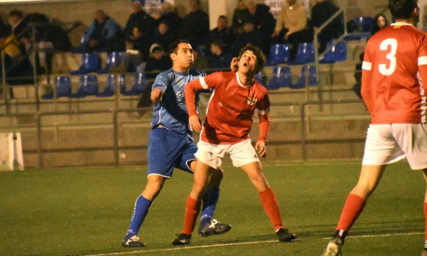 Imatge del partit d'anada entre el Cambrils Unió B i el AT. Mont-roig