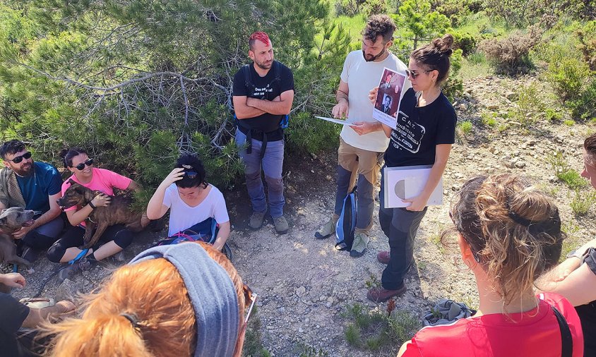 L'excursió per la ruta dels maquis va estar guiada pels historiadors Axel Baiget i Anna Pastor